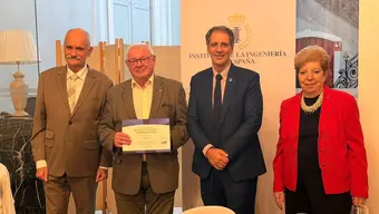 Cztery osoby stoją zwrócone do aparatu