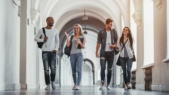 Zdjęcie grupy młodych ludzi